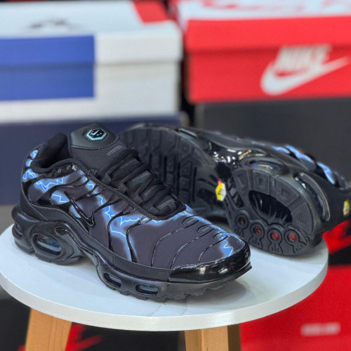 NIKE TN PLUS NEGRA LINEA AZUL HOMBRE