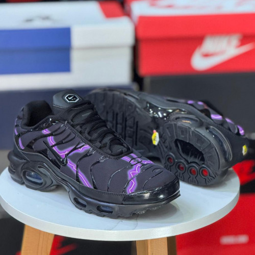 NIKE TN PLUS NEGRA LINEA MORADA HOMBRE
