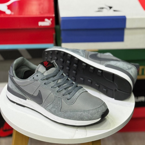 NIKE INTERNACIONAL GRIS ROJA HOMBRE