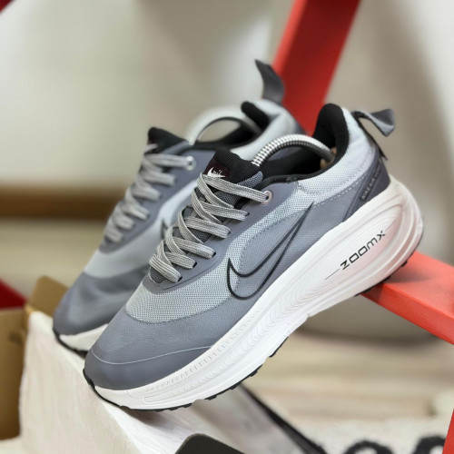 NIKE AIR ZOOM VOMERO18 GRIS HOMBRE