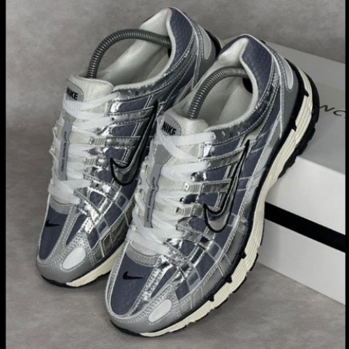NIKE P6000 GRIS PLATEADA