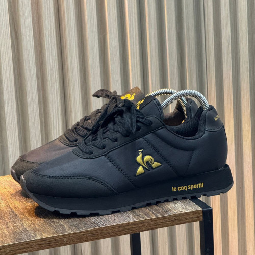 LE COQ SPORTIF NEGRA DORADA HOMBRE
