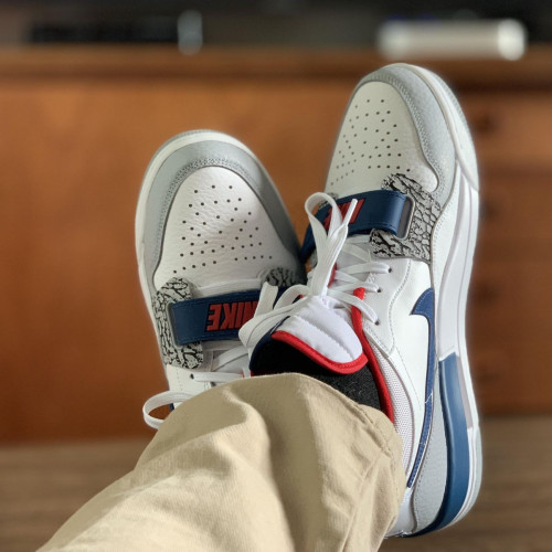 AIR JORDAN LEGACY BLANCA AZUL DAMA