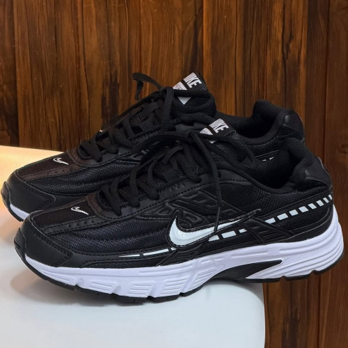 NIKE INITIATOR NEGRA SUELA BLANCA
