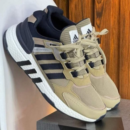 ADIDAS CAFÉ NEGRA SUELA BLANCA