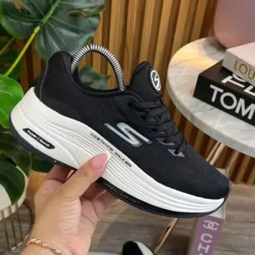 SKECHER NEGRA SUELA BLANCA