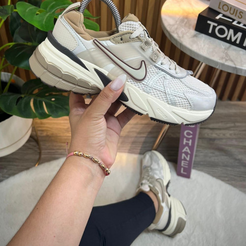 NIKE V2K BEIGE CAFE DAMA